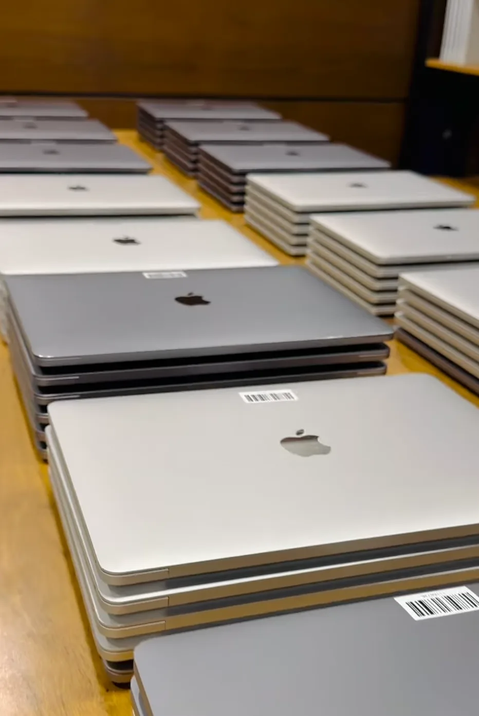 Stock: Apple MacBook Pro 13 M1 (20 available)
